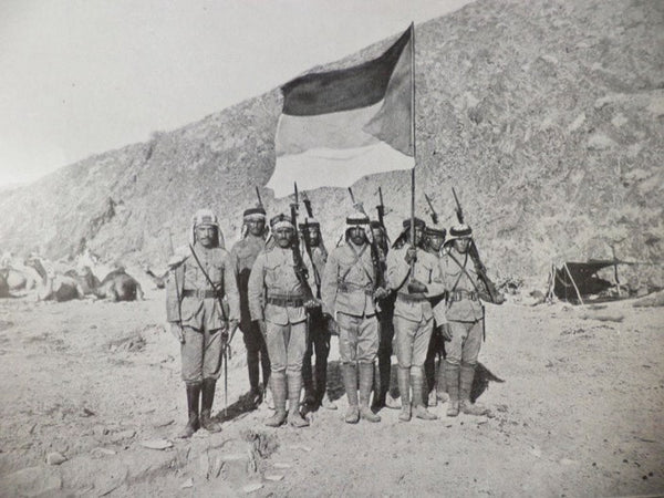 L'Album de la Guerre: Histoire Photographique et Documentaire Reconstitutee Chronologiquement a l'Aide de Cliches et de Dessins Publies par l'Illustration de 1914 a 1921. Edition augmentee de Documents Inedits et comprenant de Nombreuses Reproductions en…